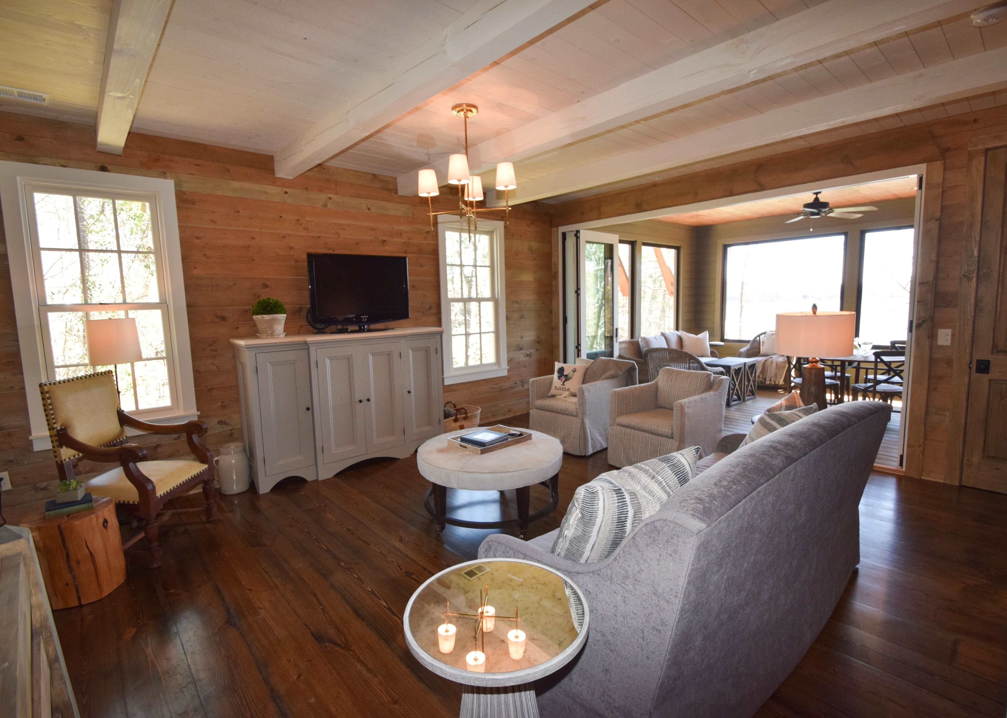 Télévision, cheminée, lecteur de DVD, livres