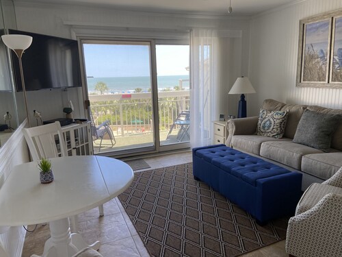Breakers Oceanfront Villa with Beautiful View of Ocean & Pool with a King Bed