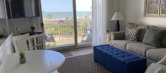 Breakers Oceanfront Villa with Beautiful View of Ocean & Pool with a King Bed