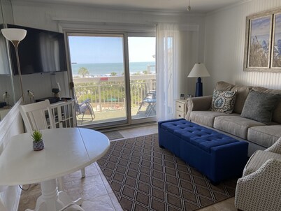 Breakers Oceanfront Villa with Beautiful View of Ocean & Pool with a King Bed
