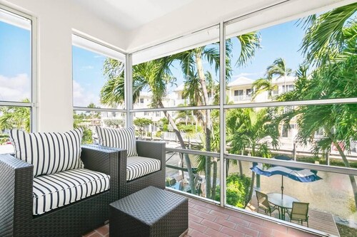Beautiful & Spacious Waterfront Condo, Walk to the BEACH, On Canal, 2 bed/2 bath