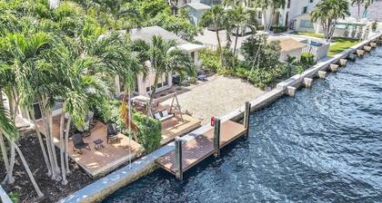 Beautiful & Spacious Waterfront Condo, Walk to the BEACH, On Canal, 2 bed/2 bath