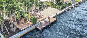 Beautiful & Spacious Waterfront Condo, Walk to the BEACH, On Canal, 2 bed/2 bath