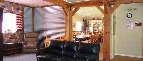 Televisie, een open haard, een dvd-speler en tafelvoetbal