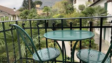 Room, 1 Queen Bed, Garden View | Terrace/patio