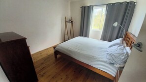 4 habitaciones y tabla de planchar con plancha