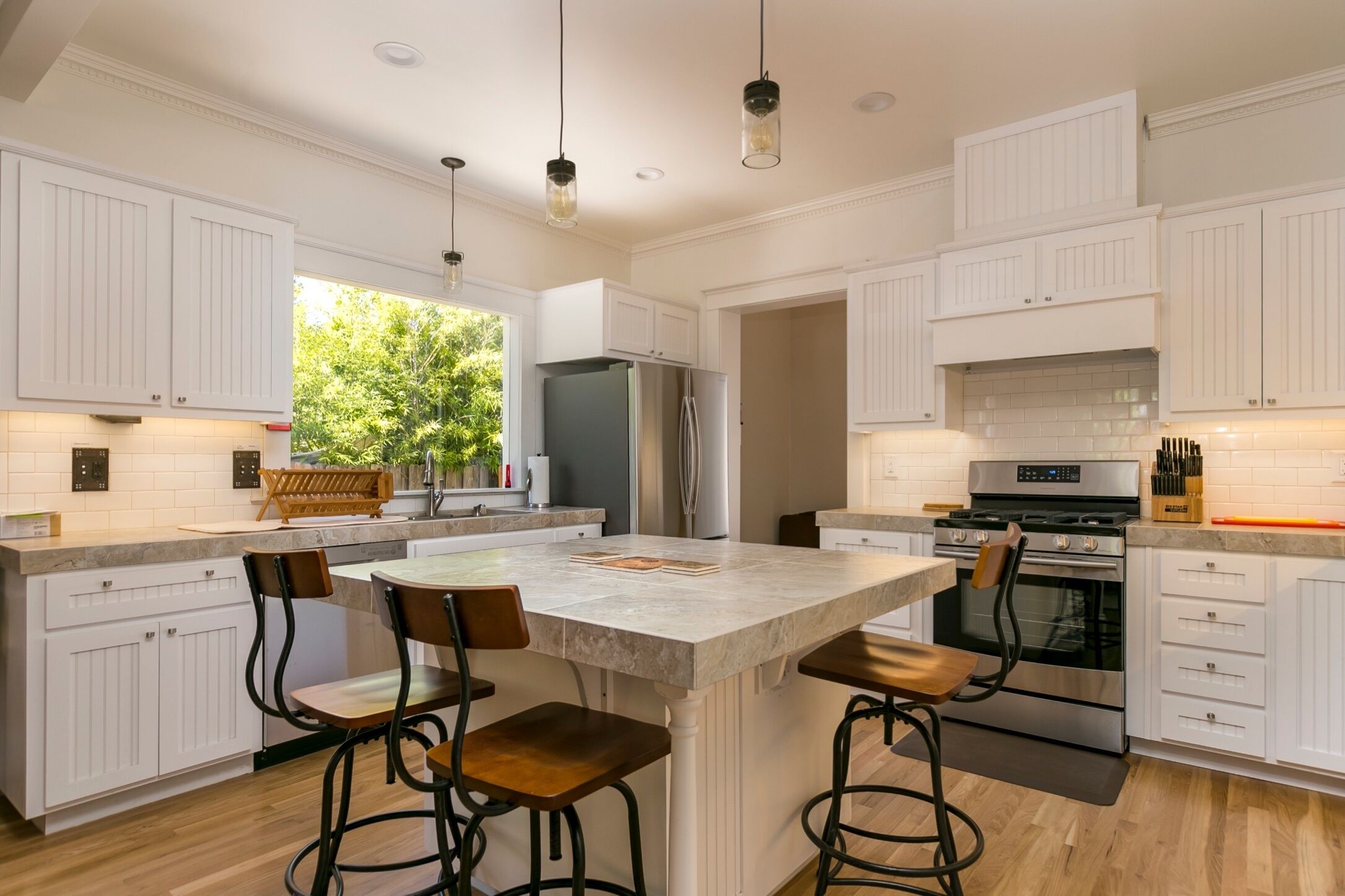 Jääkaappi, mikroaaltouuni, uuni, liesi