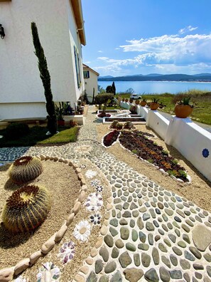 المنطقة المحيطة بالمنشأة