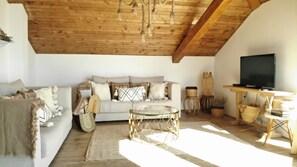 TV, books - Casa de Oro Two bedroom apartm (Sozopol)