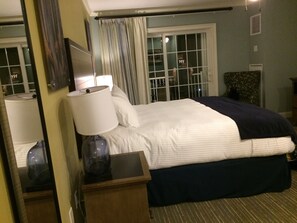 1 bedroom, in-room safe, desk, iron/ironing board - River Walk Resort One bedroom Suite w/ balcony & mount view from 5th floor VIP. (Lincoln)