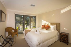 5 bedrooms, iron/ironing board, internet, bed sheets