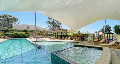 The Arthouse - Stylish 5 bdrm, 4 bthrm home - open fire and resort facilities, day spa, pool, golf!