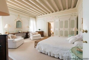 8 bedrooms, internet, bed sheets - holiday vacation large villa rental italy, veneto, asolo, near venice, pool, view, air conditioning, internet wi-fi, mai (Asolo)
