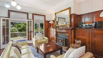 TV, fireplace, DVD player, books