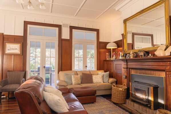 Fernseher, Kamin, DVD-Player, Bücher