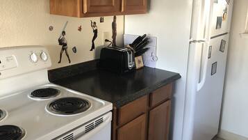 Deluxe Condo, Multiple Beds, Non Smoking | Private kitchen