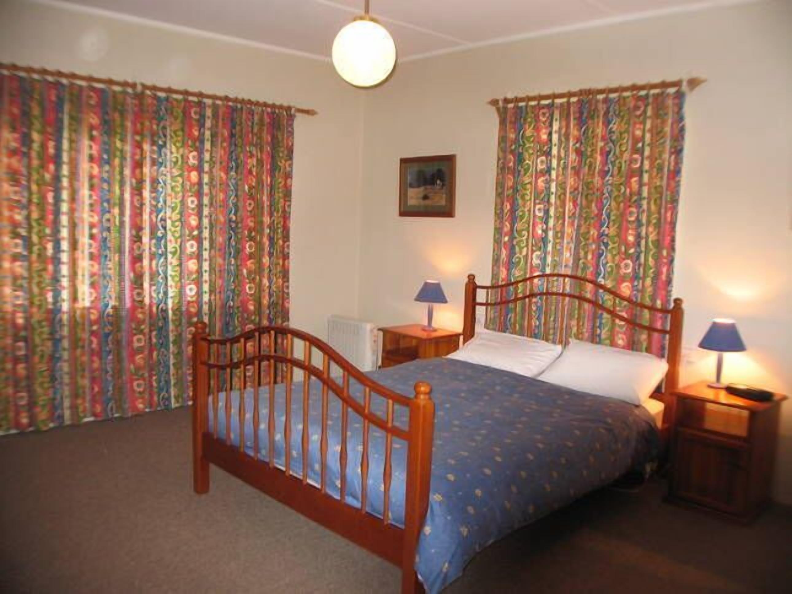 Stone Hedge - large country house, near  Oberon