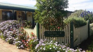 Un establecimiento llamado "WATTLE-B" con un cartel que indica que es la parcela 1269.