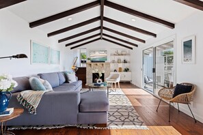 Een televisie, een open haard, een dvd-speler en een stereo