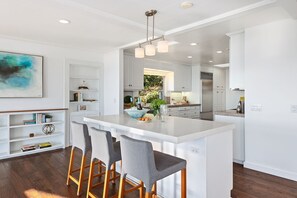 Een koelkast, een magnetron, een kookplaat, een vaatwasser