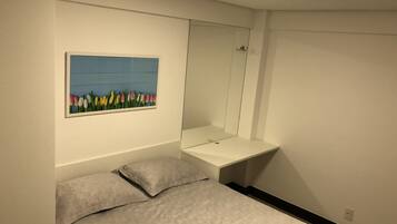Apartamento, várias camas, para não fumantes, vista para o pátio | 3 quartos, cortinas blackout, Wi-Fi de cortesia, roupa de cama