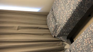 Apartamento, várias camas, para não fumantes, vista para o pátio | 3 quartos, cortinas blackout, Wi-Fi de cortesia, roupa de cama