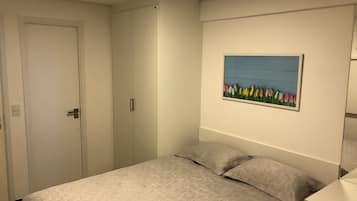 Apartamento, várias camas, para não fumantes, vista para o pátio | 3 quartos, cortinas blackout, Wi-Fi de cortesia, roupa de cama