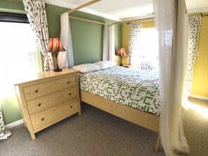 4 室のベッドルーム、デスク、アイロン / アイロン台、WiFi (無料)