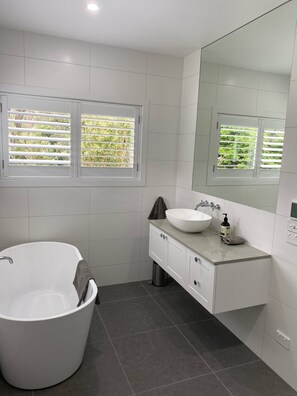 Badewanne, Haartrockner, Handtücher, Toilettenpapier