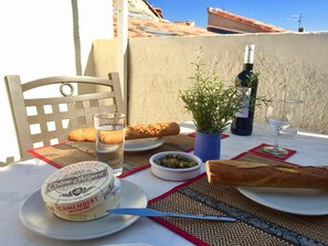 Outdoor dining - Centre of Olonzac, market views, 2 bedrooms & private sunny rooftop terrace (Olonzac)