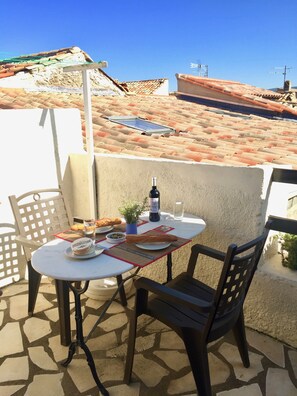 Outdoor dining - Centre of Olonzac, market views, 2 bedrooms & private sunny rooftop terrace (Olonzac)