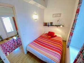 2 bedrooms, iron/ironing board, free WiFi, bed sheets - Centre of Olonzac, market views, 2 bedrooms & private sunny rooftop terrace (Olonzac)