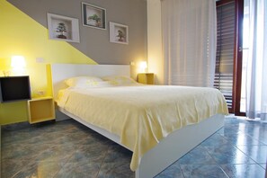 1 bedroom, free WiFi, bed sheets - Holiday Apartment "Blue" in village Valbadnon, only 1 km from the beach (Fažana)
