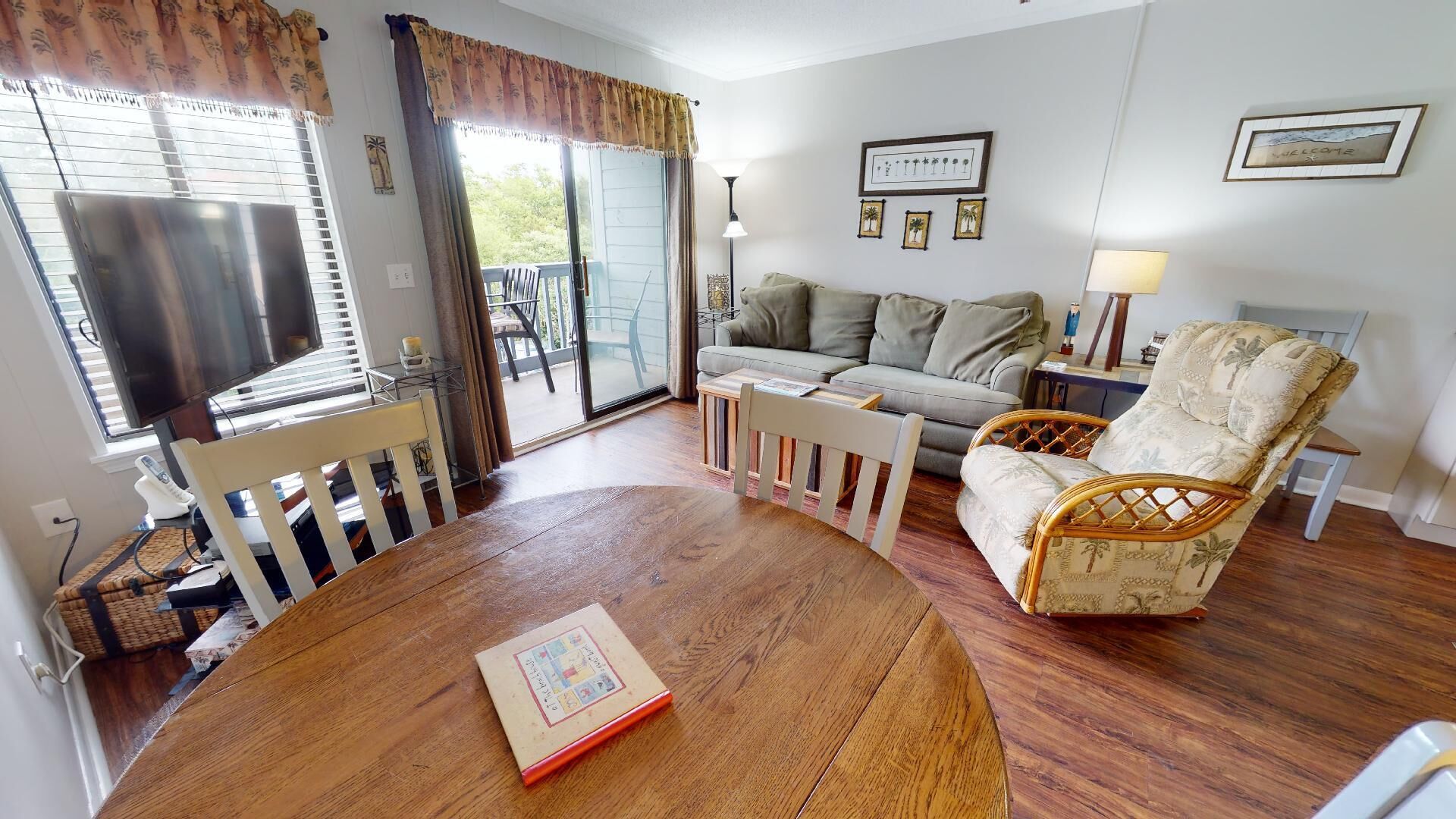 Ocean View On Beach-Tybee Island Ga. Vacationers Or Snowbirds.