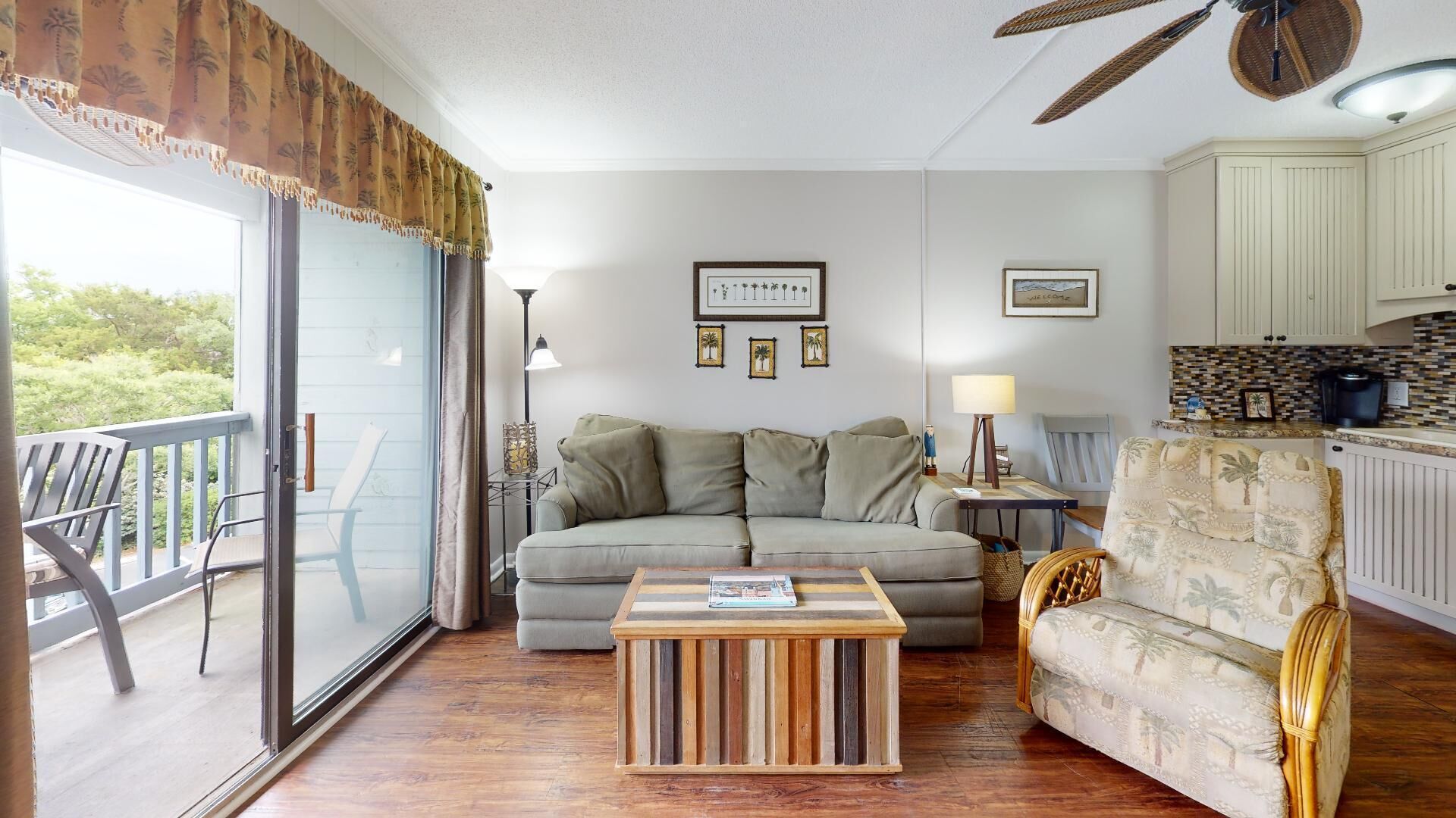 Ocean View On Beach-Tybee Island Ga. Vacationers Or Snowbirds.