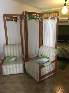 4 quartos, ferros/tábuas de passar roupa, berço de viagem