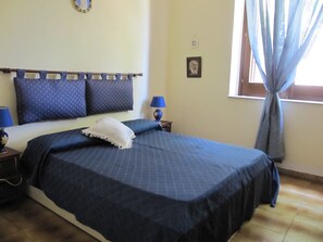 4 makuuhuonetta, silitysrauta/-lauta, ilmainen Wi-Fi, vuodevaatteet