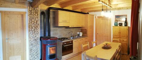 Fridge, oven, stovetop, electric kettle