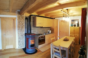 Frigorifero, forno, piano cottura, bollitore elettrico