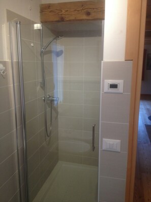 Dusche, kostenlose Toilettenartikel, Haartrockner, Bidet