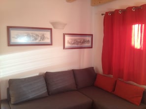 TV, lettore DVD, libri, impianto stereo