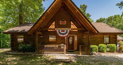 Upea premium -mökki, HotTub, piano, lähellä esityksiä, lähellä Big Cedar, poreallas - Great Getaway