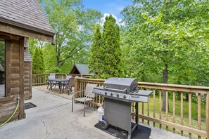 Outdoor dining - Premium Rustic Cabin Perfect Getaway, Private Hot Tub,Piano, Near Shows & Big Cedar, Jacuzzi Tub! (Ridgedale)