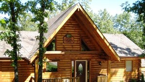 A wooden lodge with a prominent sign reading "Great Getaway Lodge." - Premium Rustic Cabin Perfect Getaway, Private Hot Tub,Piano, Near Shows & Big Cedar, Jacuzzi Tub! (Ridgedale)