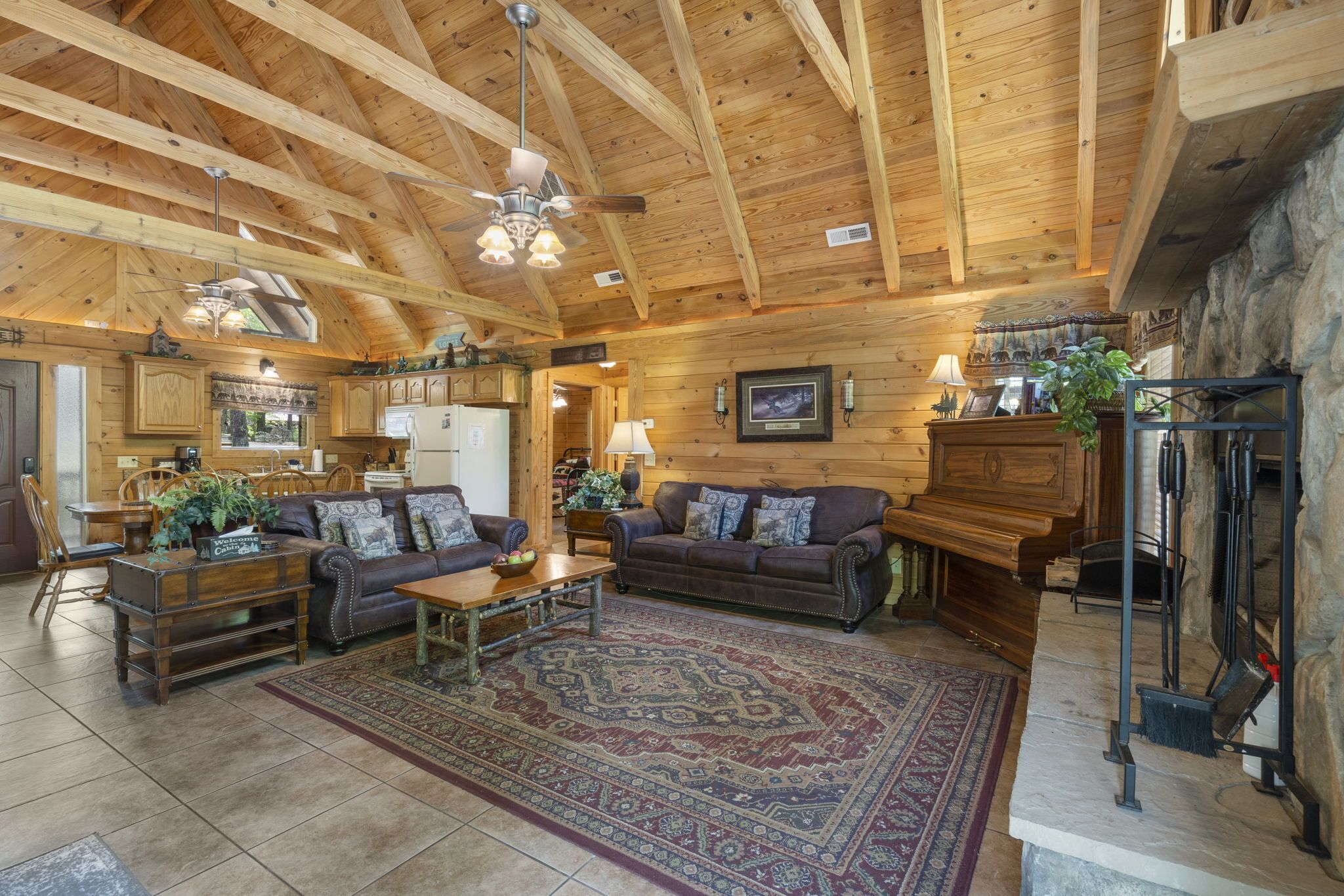 Premium Real Cabin Great Getaway, HotTub, Piano, Near Shows, Near Big Cedar, Jacuzzi Tub