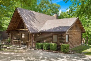 Exterior - Premium Rustic Cabin Perfect Getaway, Private Hot Tub,Piano, Near Shows & Big Cedar, Jacuzzi Tub! (Ridgedale)