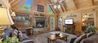Premium Rustic Cabin Perfect Getaway, Private Hot Tub,Piano, Near Shows & Big Cedar, Jacuzzi Tub!