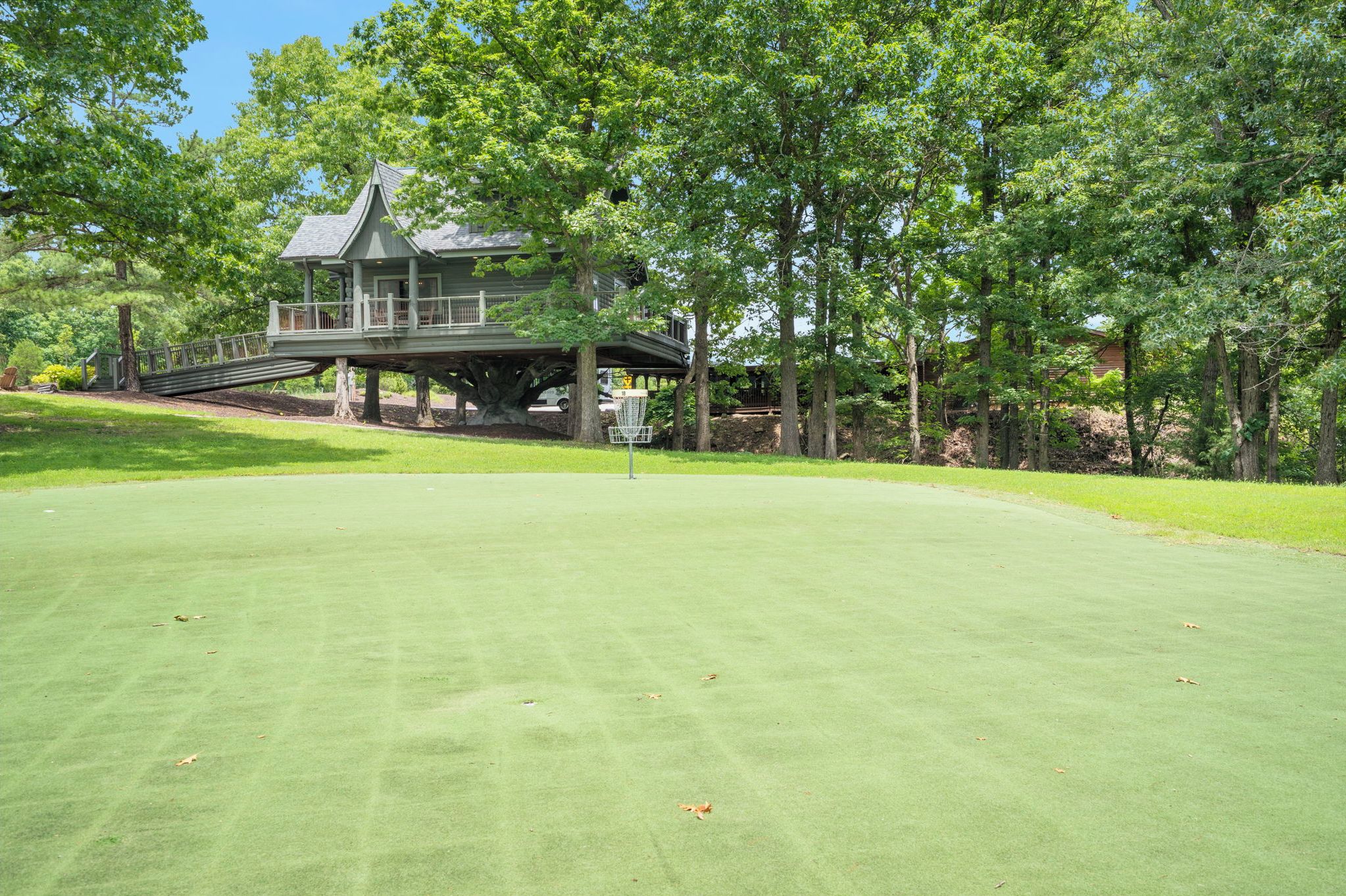 Un terrain de golf avec une maison en arrière-plan.
