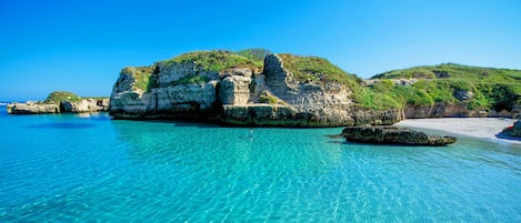 Una spiaggia nelle vicinanze