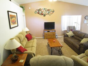 TV, DVD-spiller, bordtennis og bøker